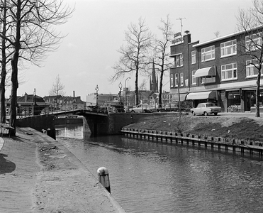 83455 Gezicht op de Weerdbrug over de Stadsbuitengracht te Utrecht, vanaf de Van Asch van Wijckskade, met rechts de ...